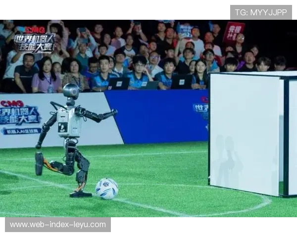 裁判介入调整AI足球赛机器人，技术故障应对成赛事保障环节